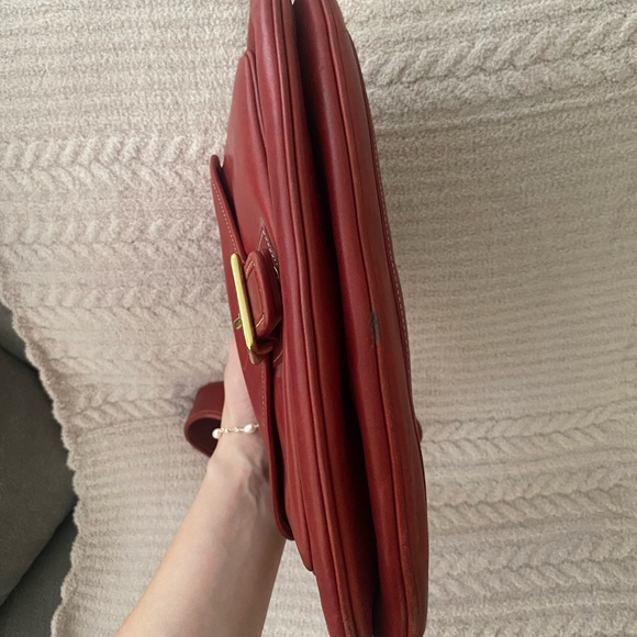 Elegant Red Leather Shoulder Bag - Picture 4 of 8